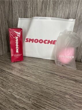 Smooche Color Changing Foundation with Pink Makeup Sponge & Bag Set